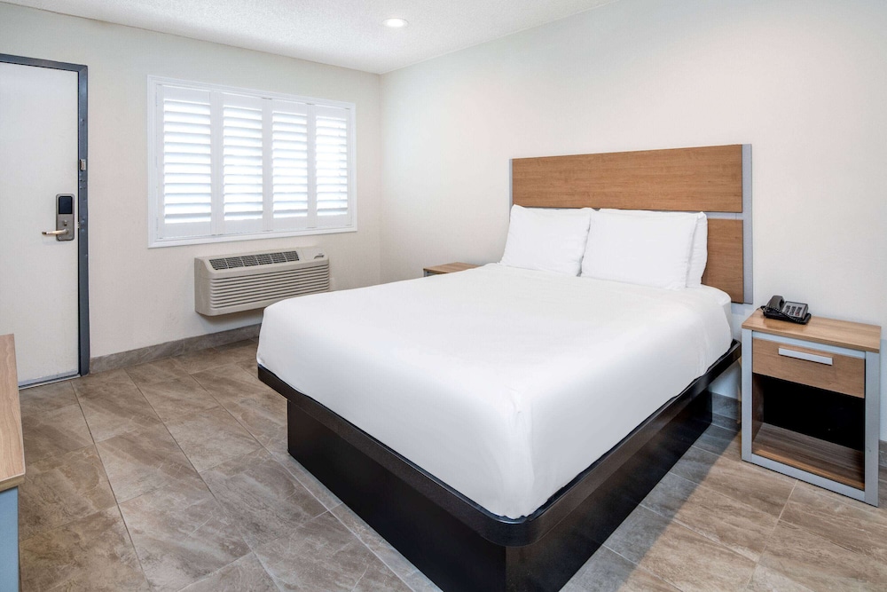 Super 8 by Wyndham Bakersfield CA 18/48