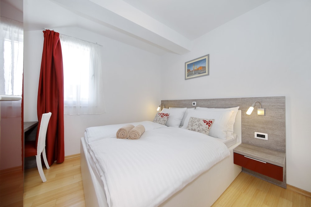 Sunnyside Apartments Petrcane 6/50