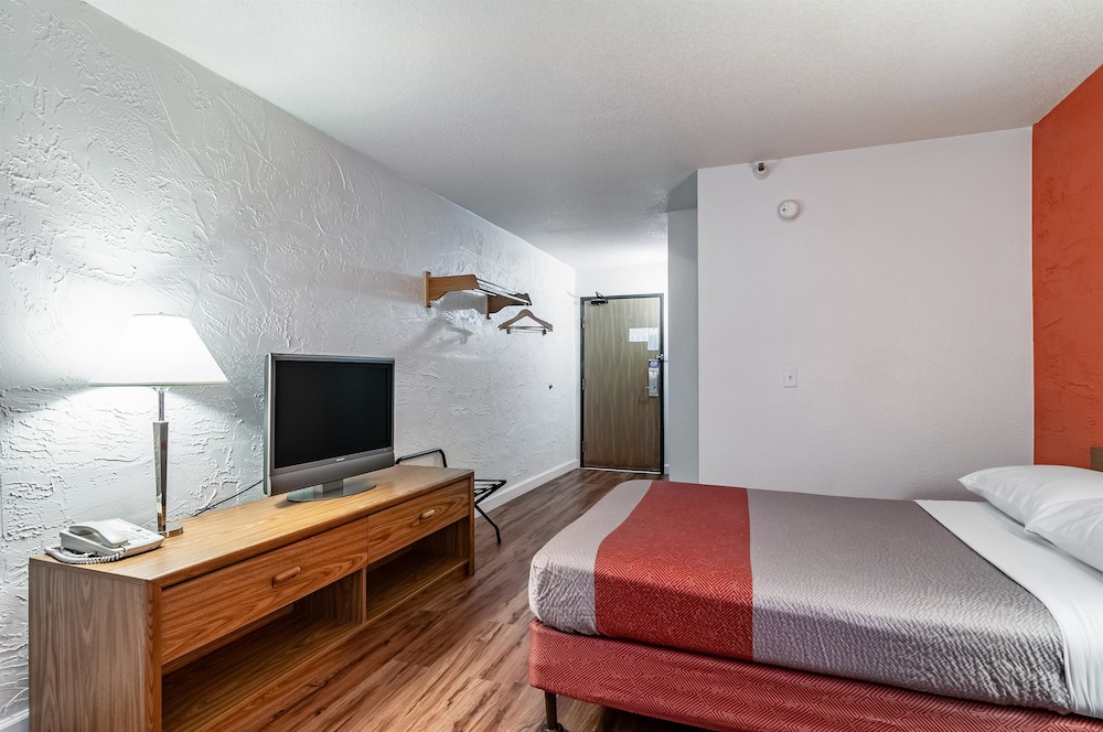 Motel6 Naperville, IL 13/44