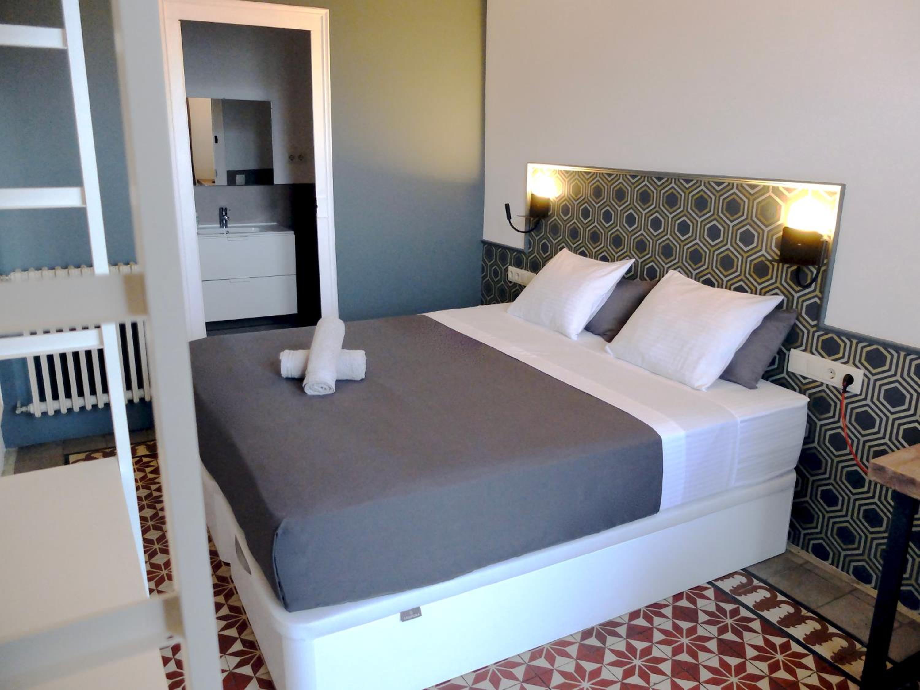 Mixed Dorm, Shared, Shared Bathroom