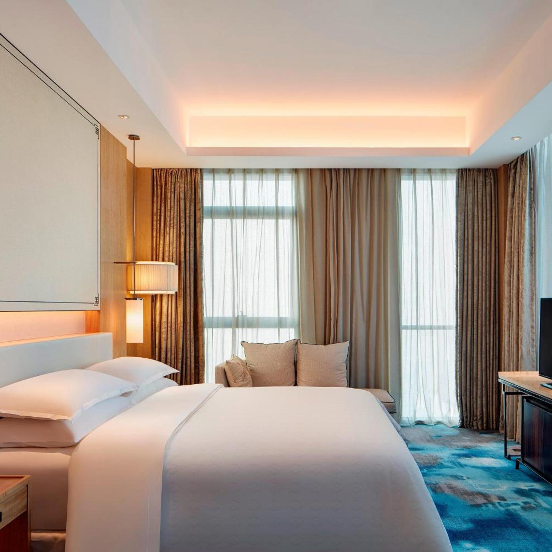 Suite, King Bed, City View, Club Floor