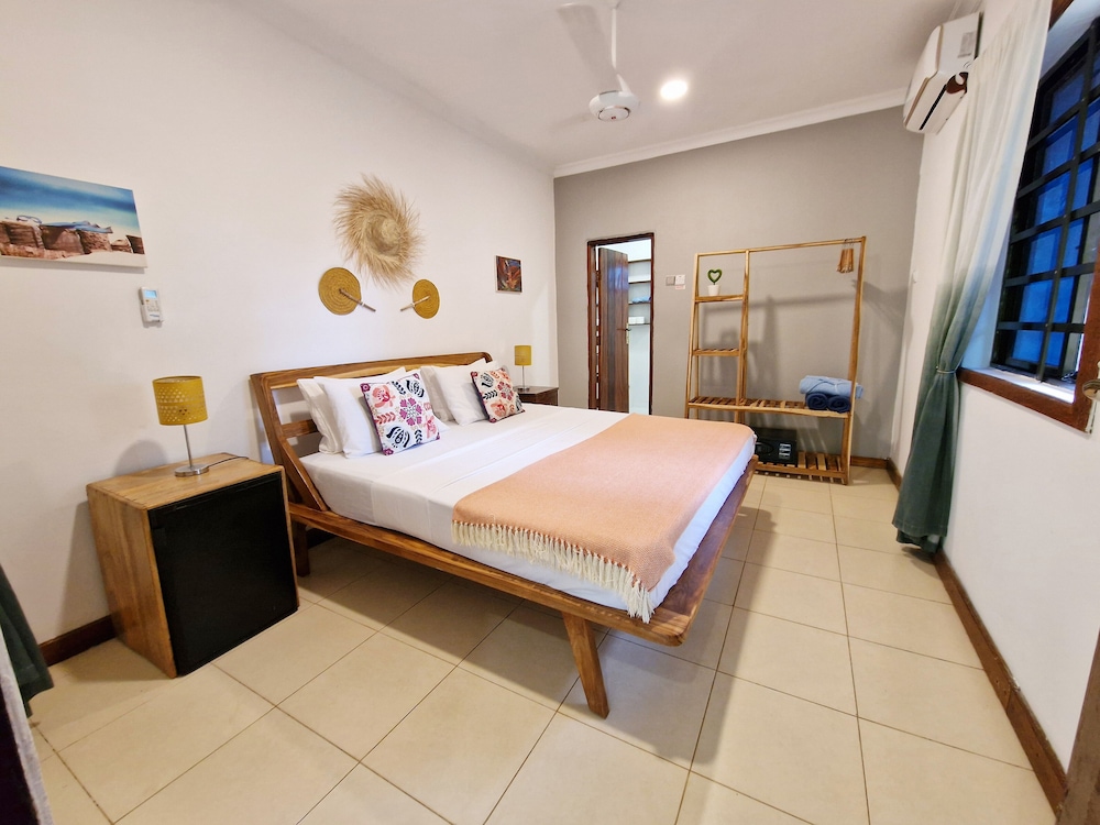 ISLAND, COMFORT, QUEEN BED, POOL VIEW, GARDEN AREA