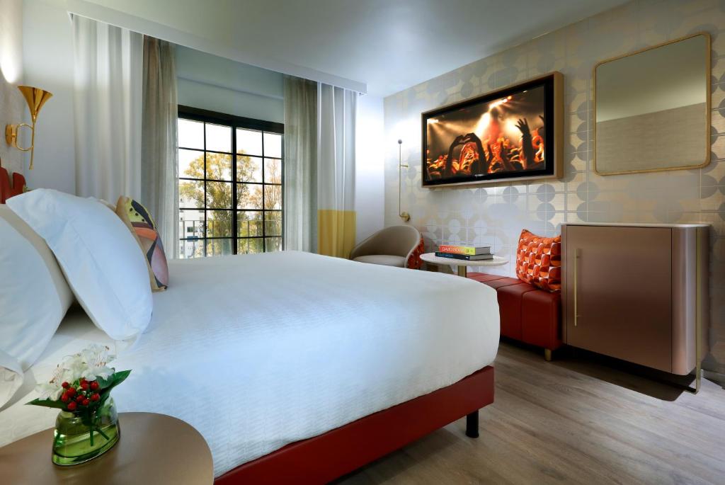 Classic, Single, Double Bed 3/7