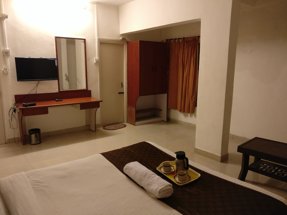 Hmr Royal Inn 18/35