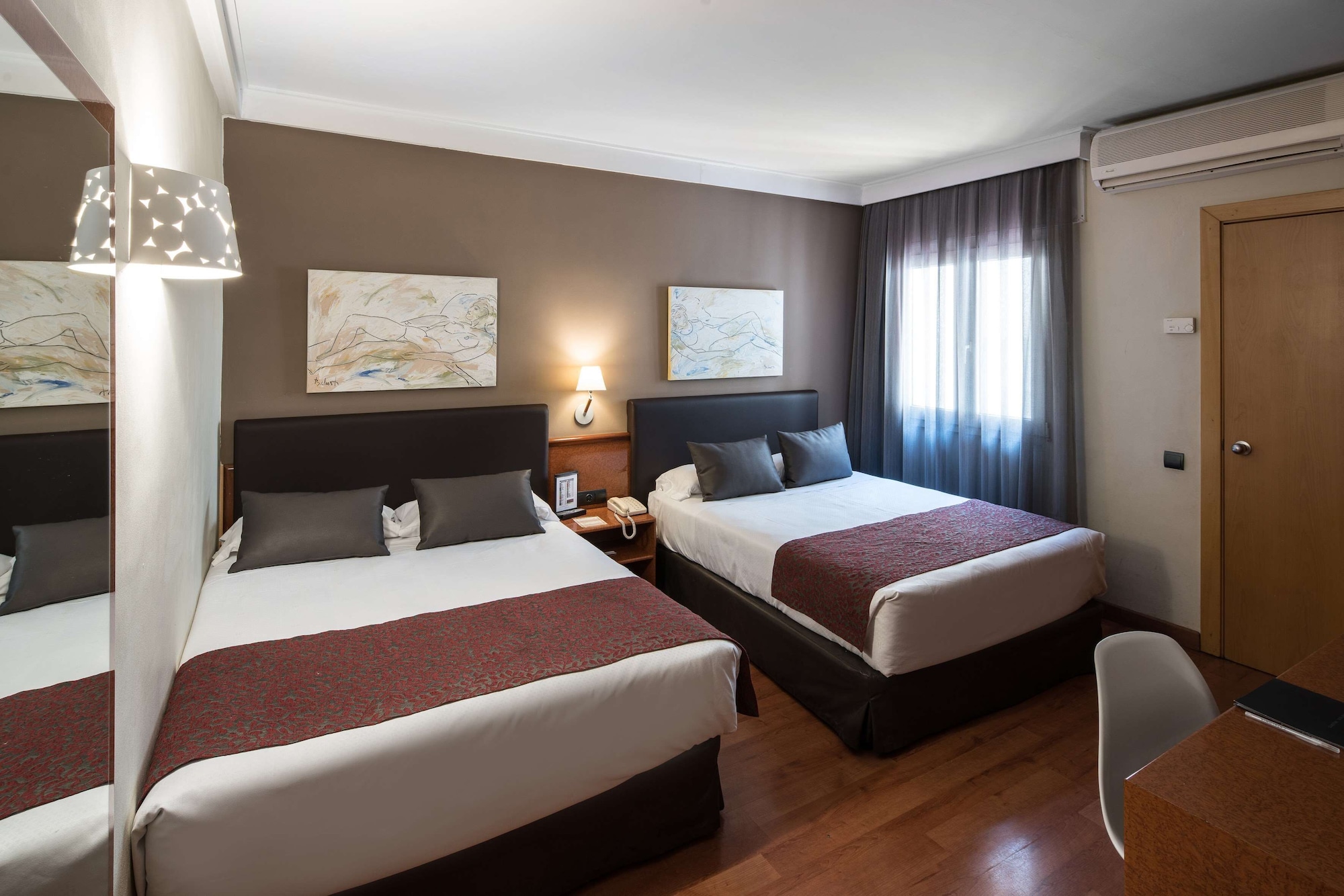 Room, Triple, 1 Double and 1 Single Bed, Catalonia Castellnou 3/10