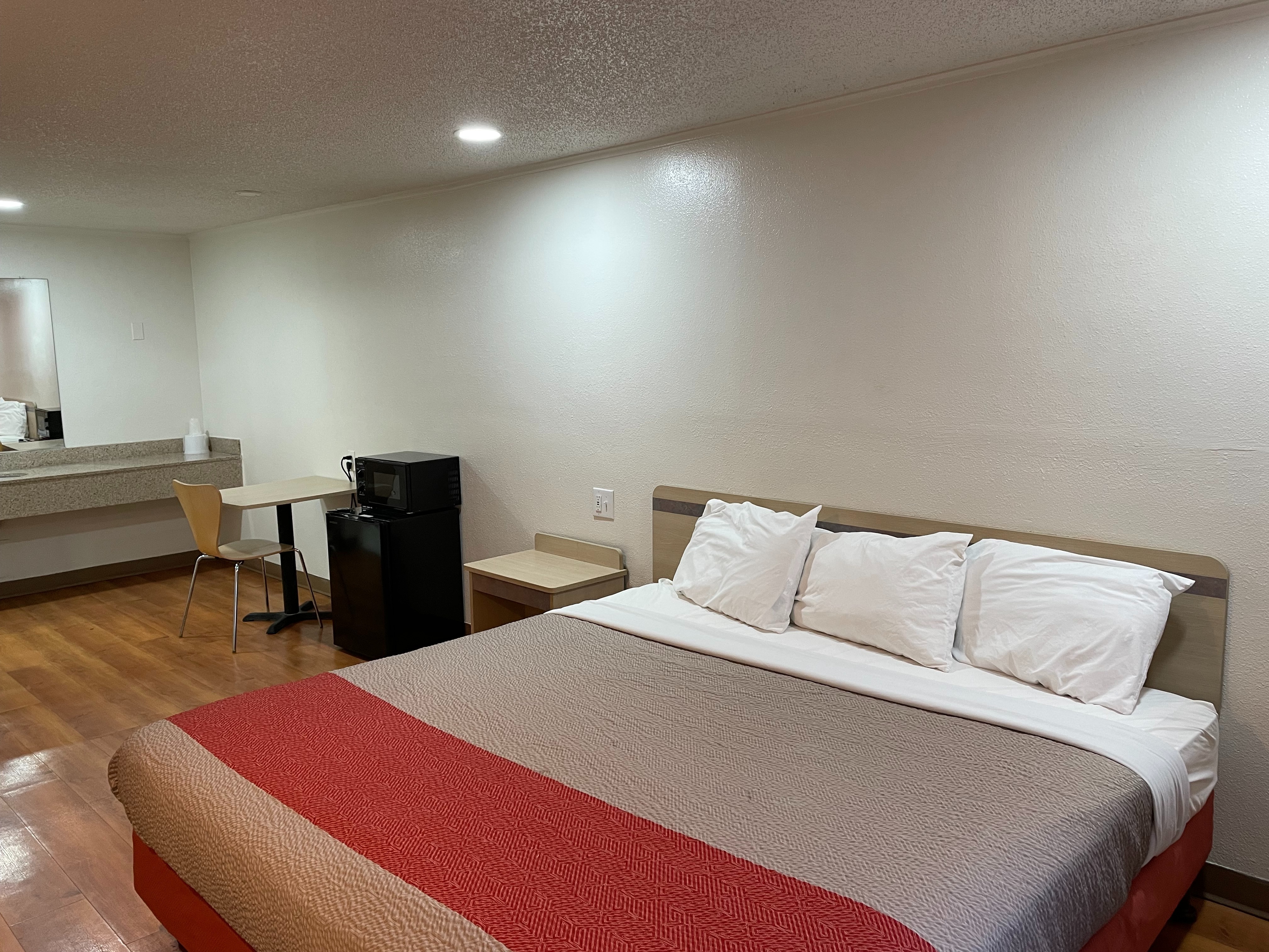 1 Queen Bed - Non-Smoking, Micfridge