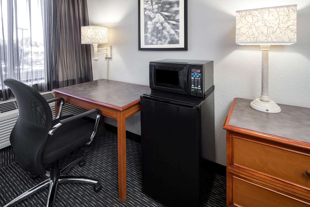 La Quinta Inn & Suites by Wyndham Buena Park 37/44