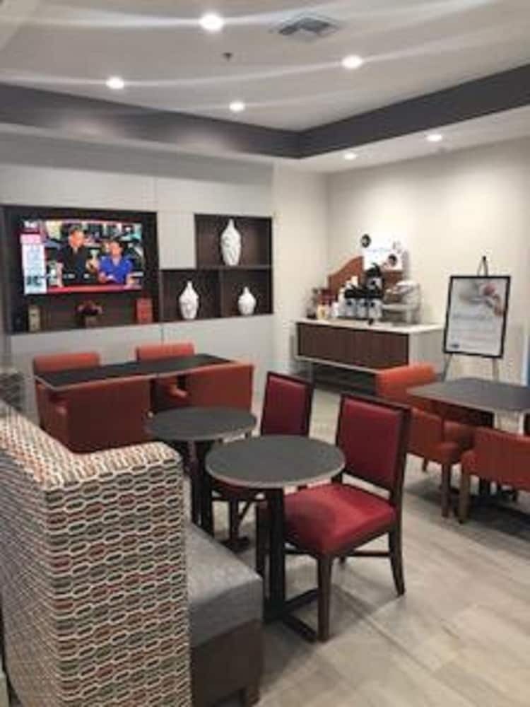 Holiday Inn Express Hotel Suites Ennis 60/70