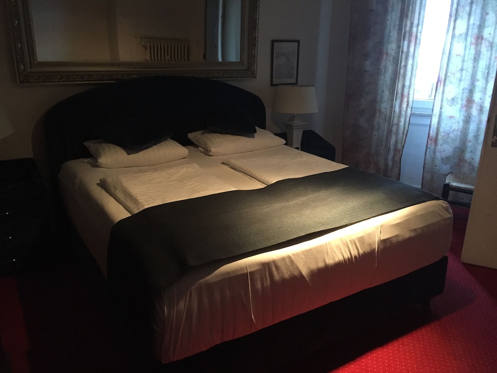غرفة قياسية بسرير كوين