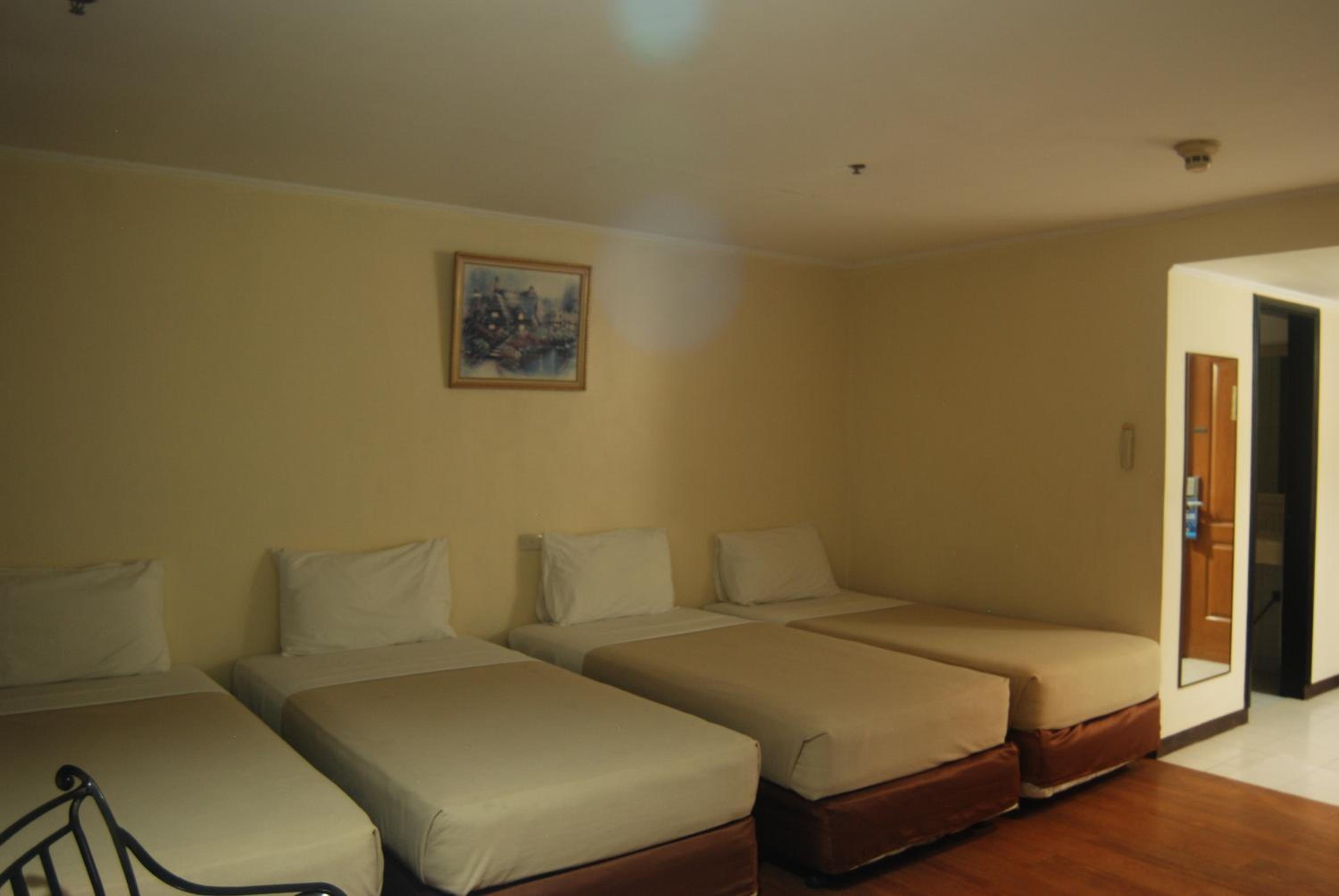 غرفة ديلوكس رباعية، Golden Peak Hotel and Suites powered by Cocotel 2/5