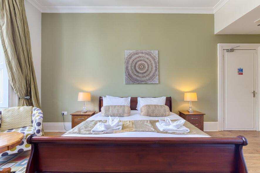 Room, Queen Bed