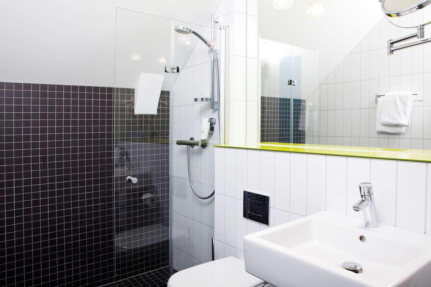QUALITY HOTEL WATERFRONT 45/47
