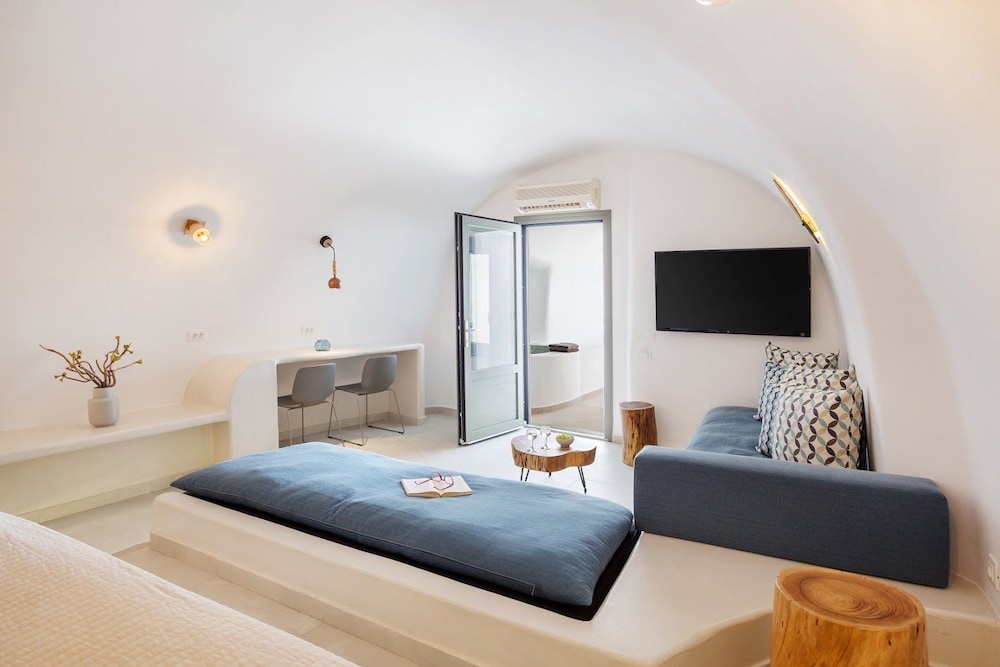 CAVE, GRAND, SUITE, OUTDOOR JETTED TUB