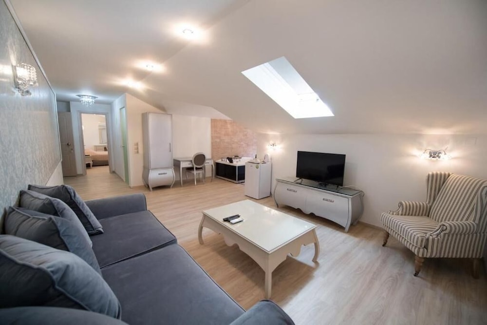 Pirofani Hotel 33/50