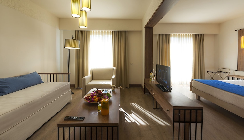LIV HOTEL BY BELLAZURE 19/56
