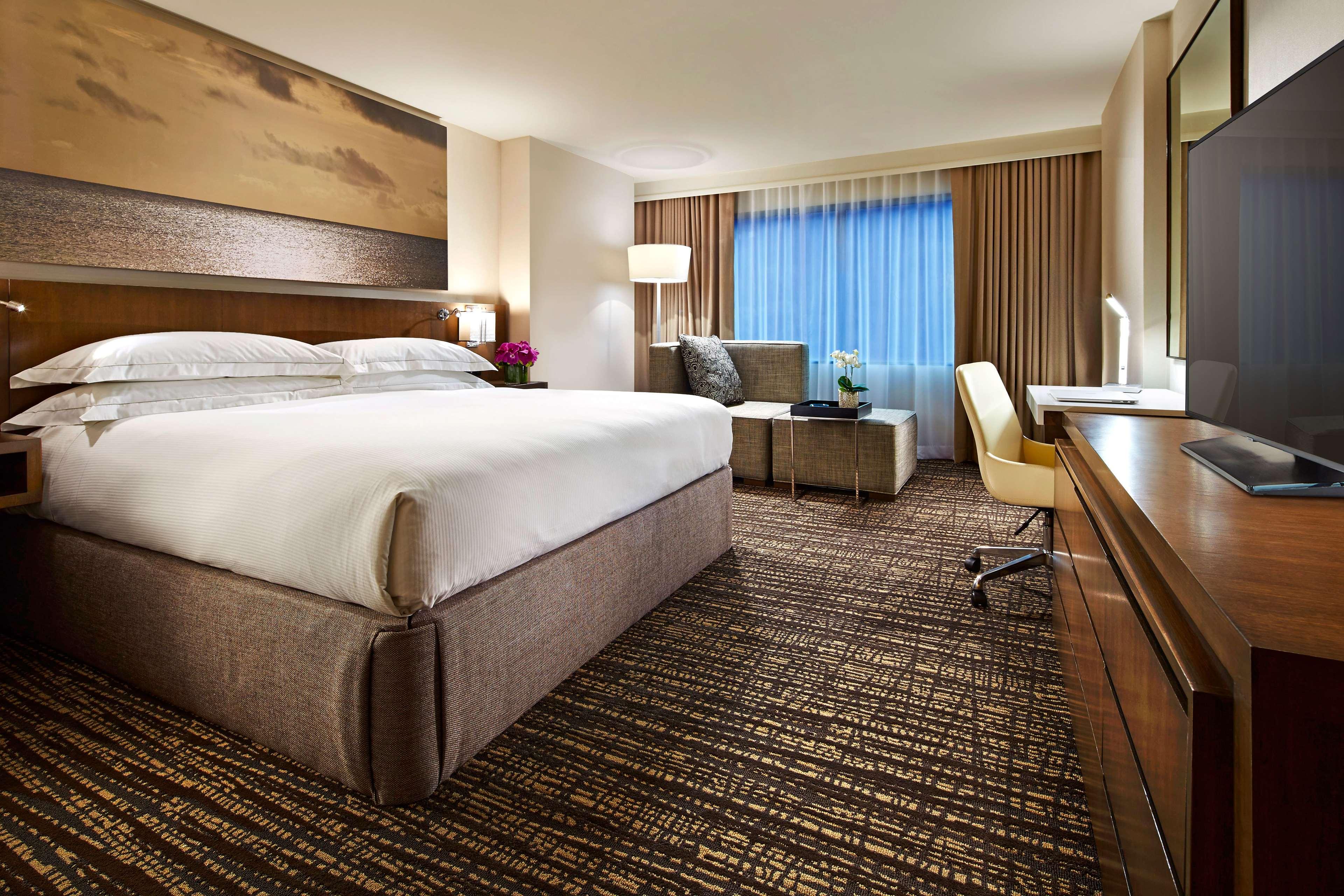 ROOM, KING BED, SOFA