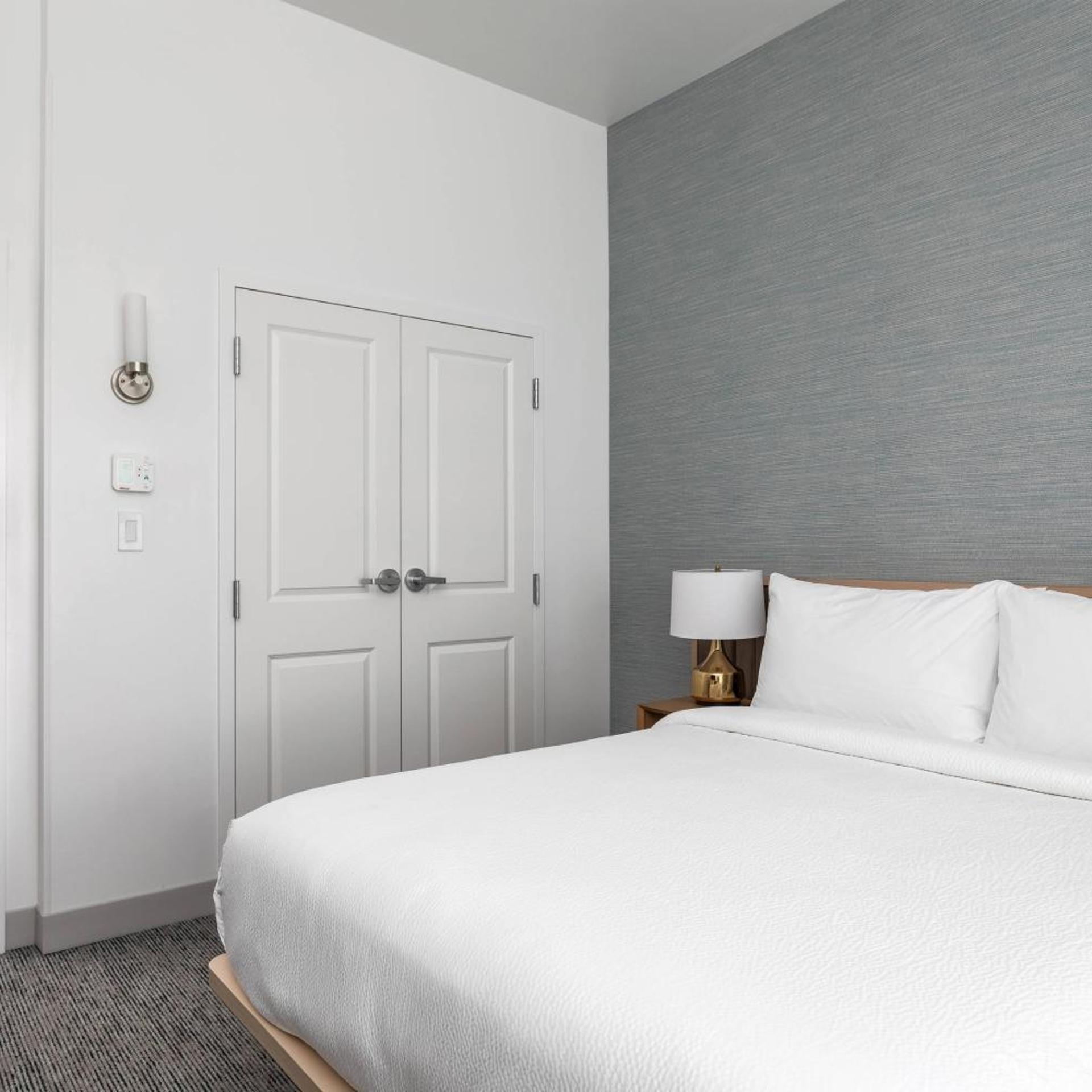 1 Bedroom, Suite, Queen Bed, Theme Park View, Sofa, High Floor