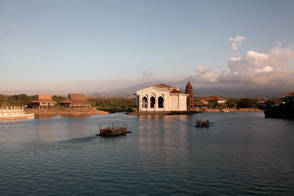 Las Casas Filipinas De Acuzar 41/50