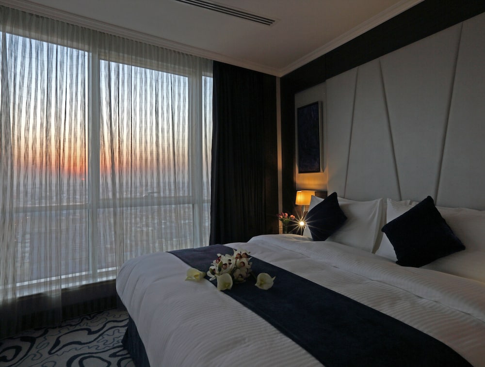 EXECUTIVE, SUITE, KING BED