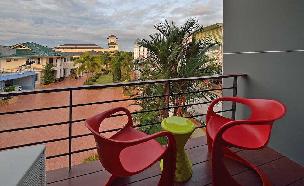 RIVERSIDE HOTEL 24/35