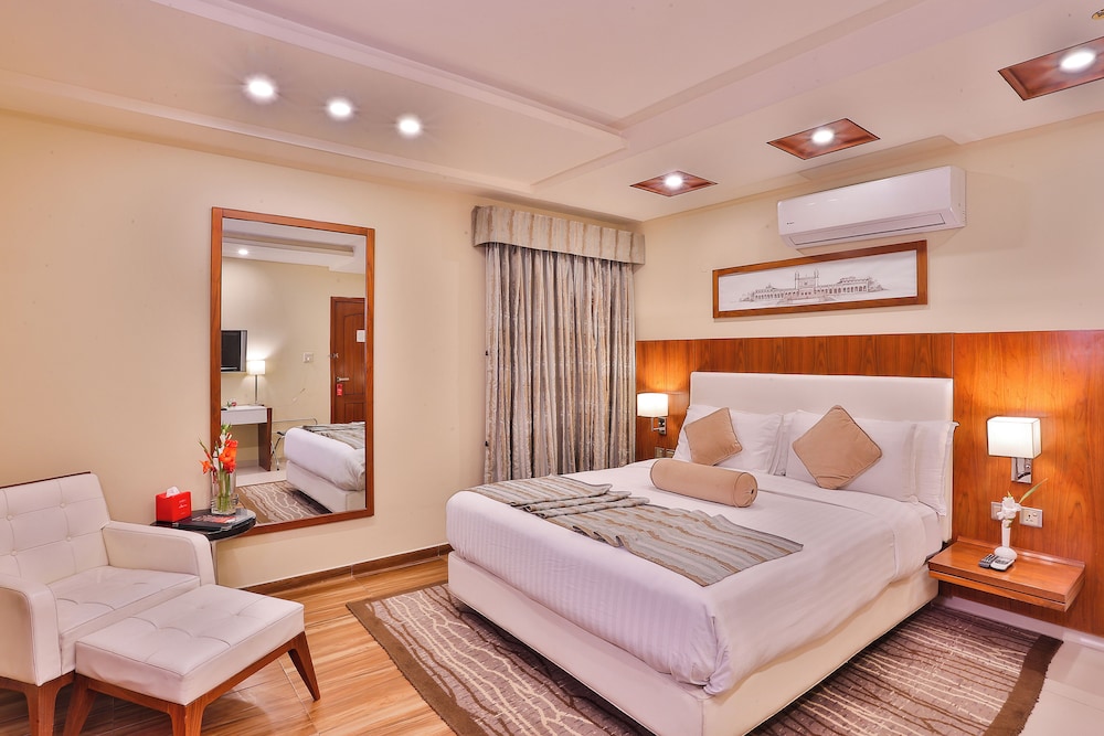 Avari Xpress Faisalabad 20/60