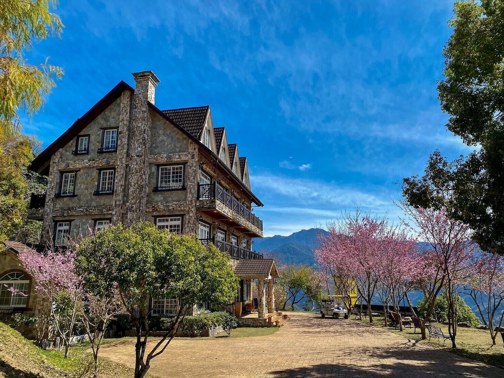EOS Resort 4/59