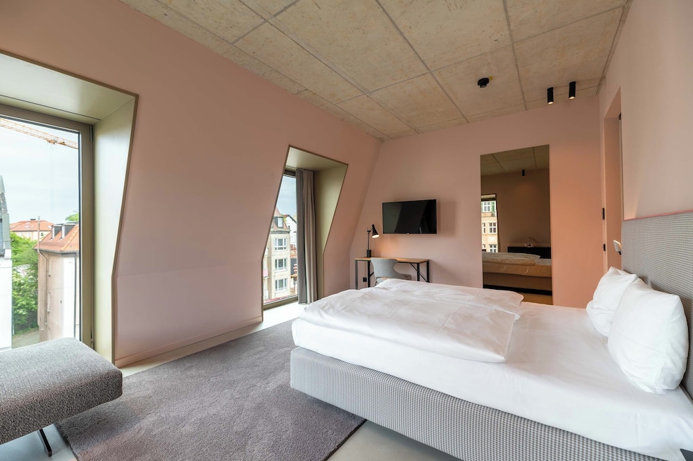 ROOM, QUEEN BED