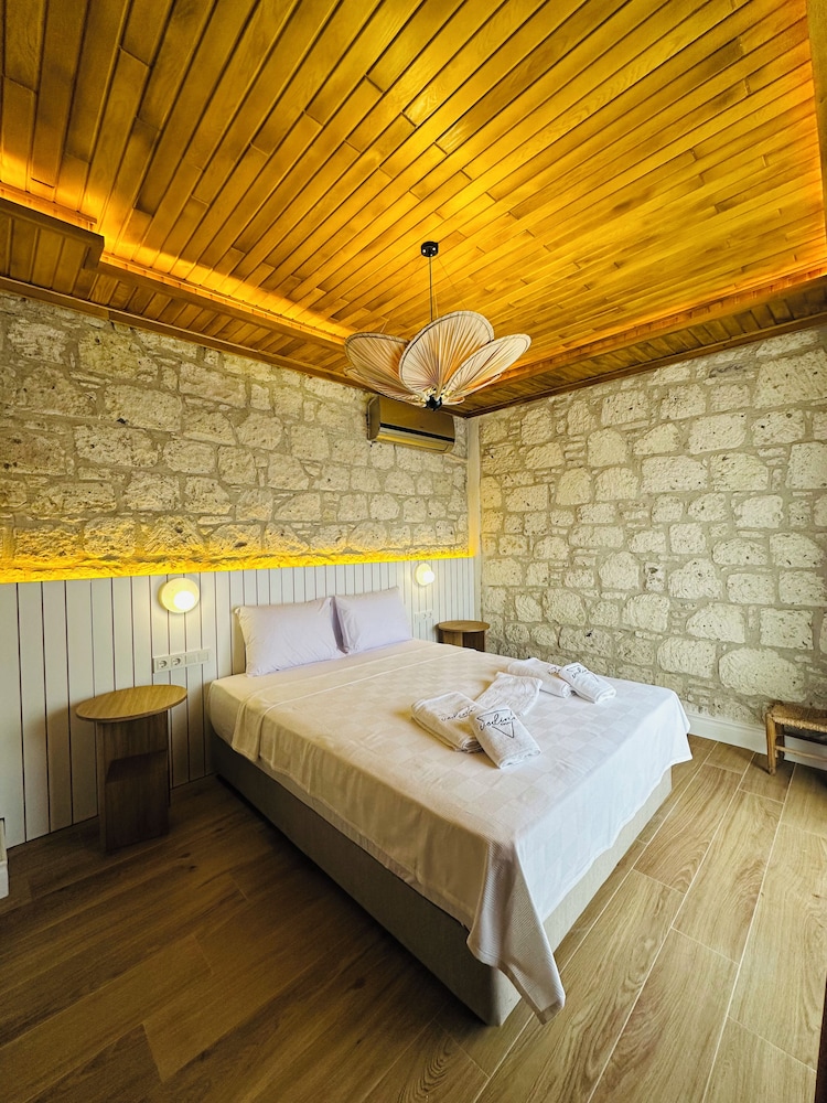 Vodina Hotel 12/50