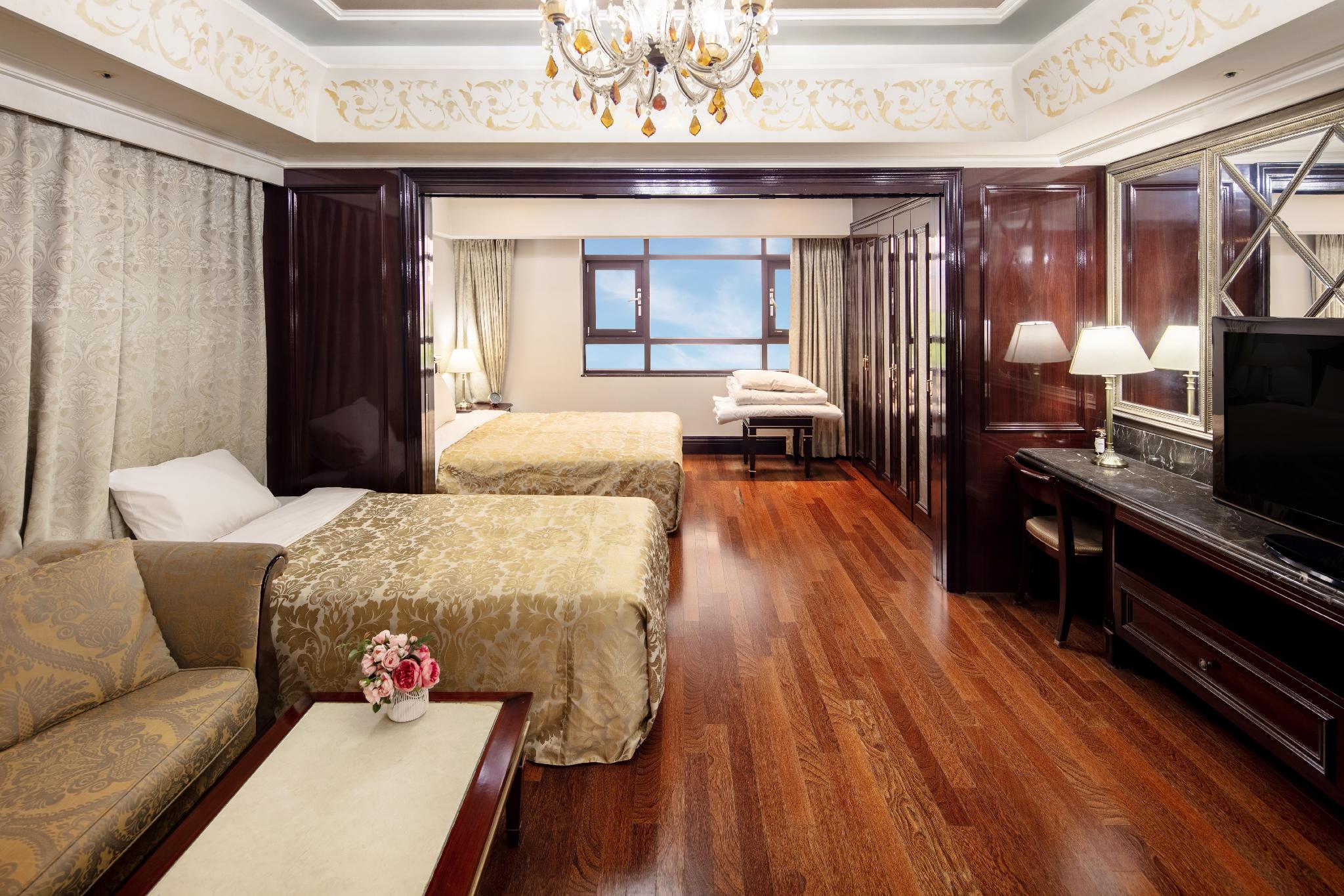 ROOM, QUADRUPLE