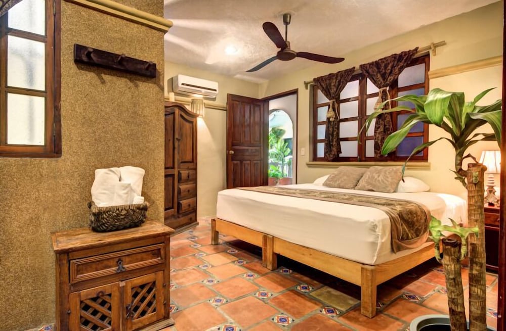 ROOM, KING BED