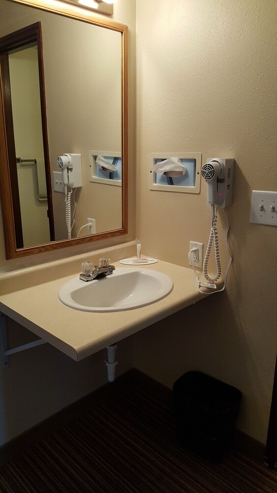 Knights Inn Grand Forks 25/27