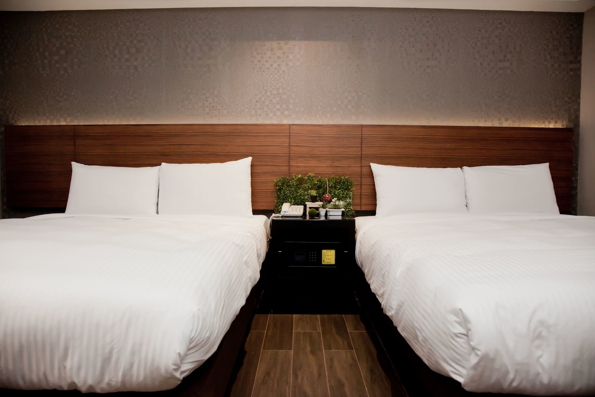 ROOM, QUADRUPLE