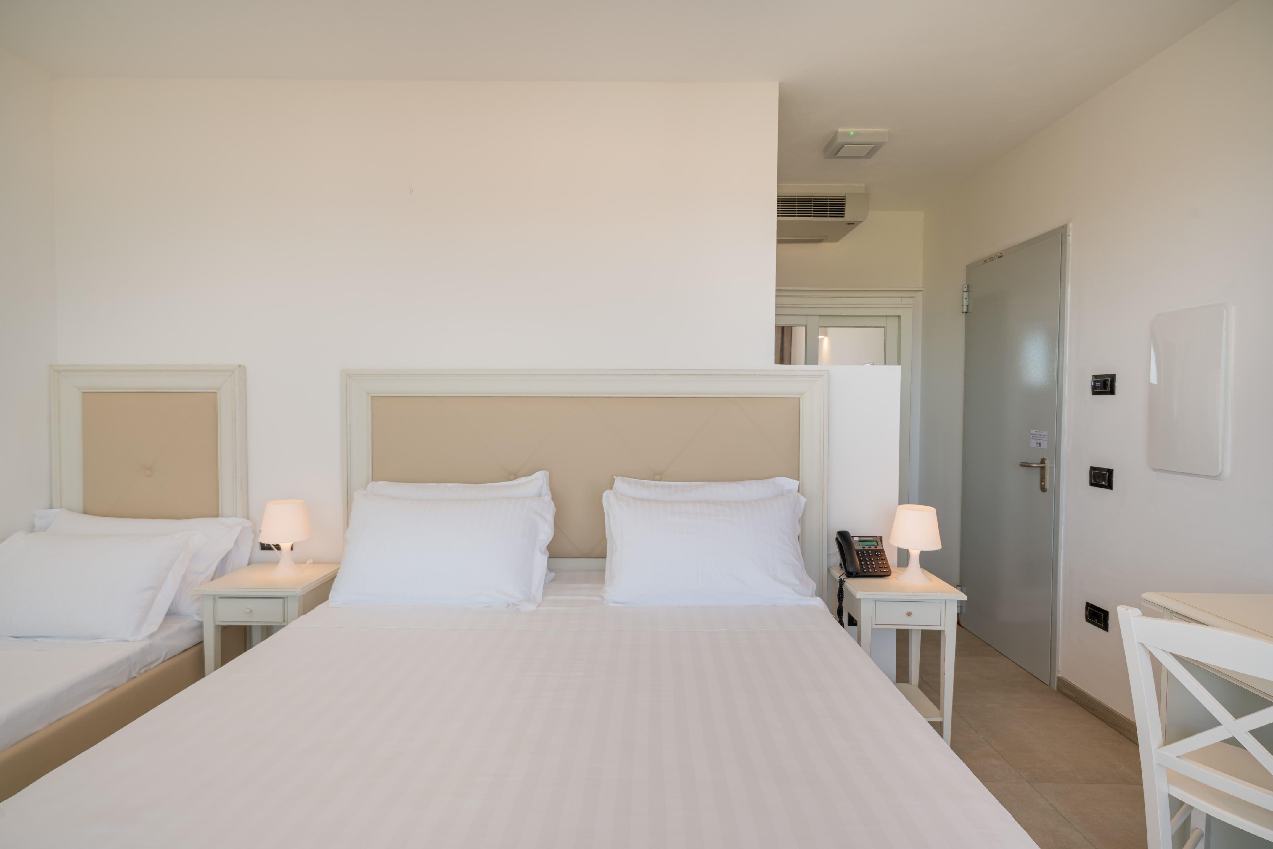 غرفة ثلاثية بإطلالة على البحر، Bellevue Sardinia Resort Affiliated by Melia 3/6
