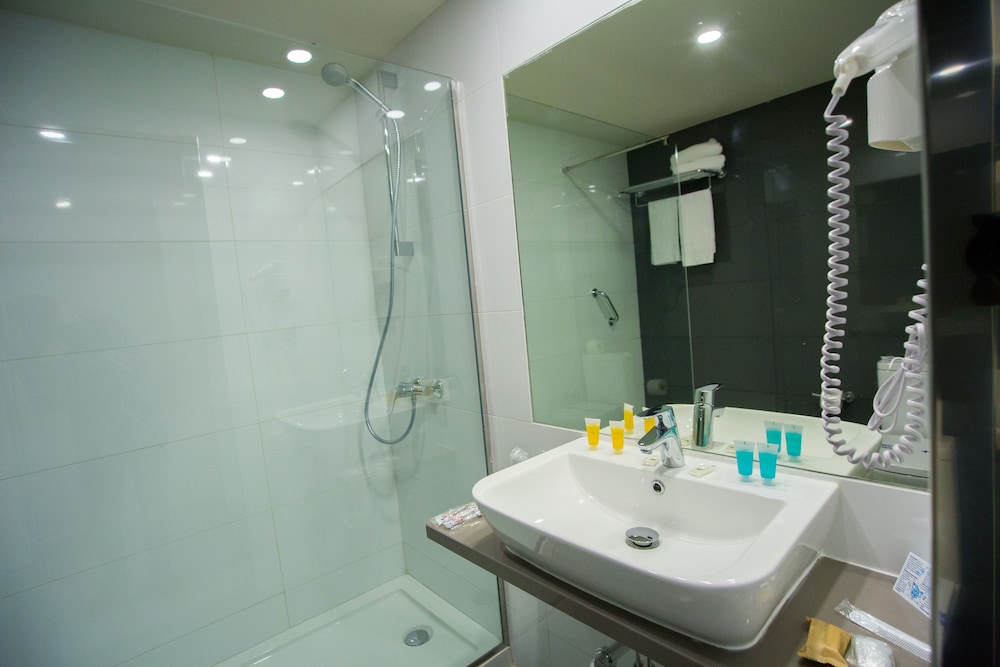 Ona Marbella Inn 36/40