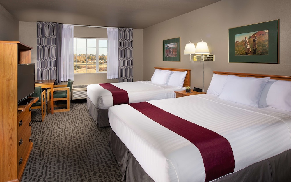 Coast, 2 Queen Beds, City View