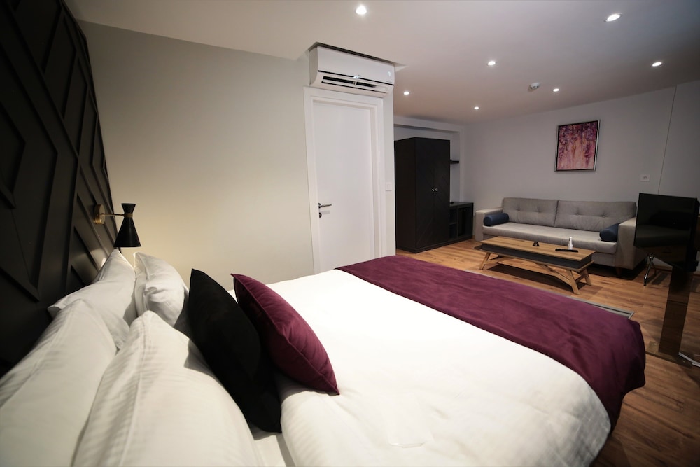 ROOMY, SUITE