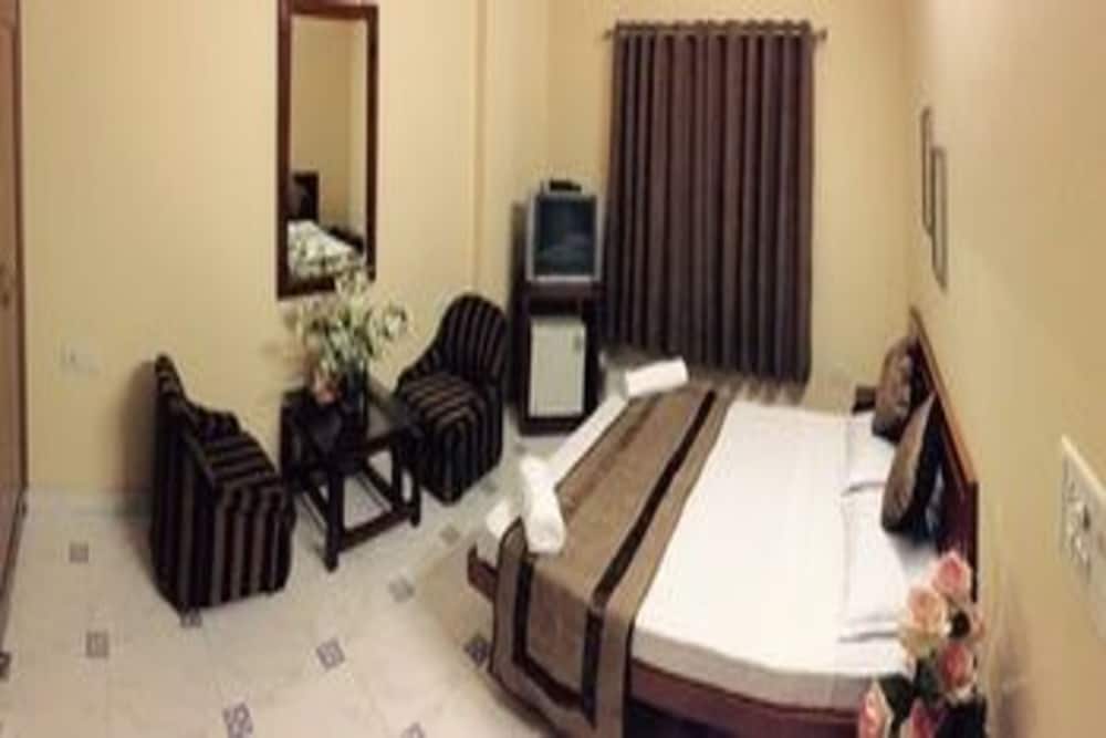 AIRPORT HOTEL. 30/56