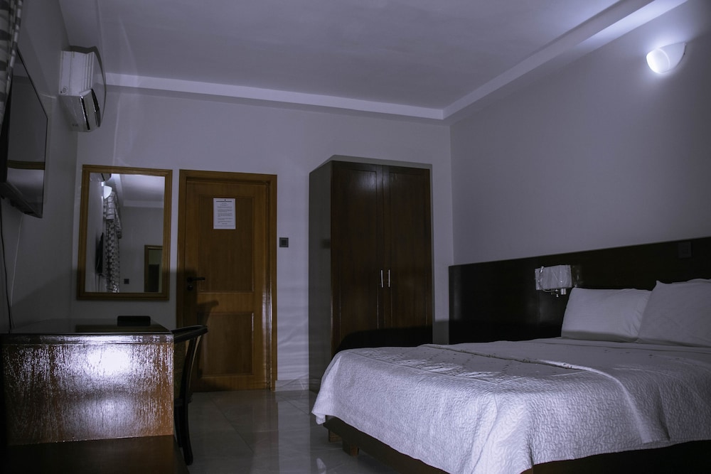 Monarch Hotel 18/68
