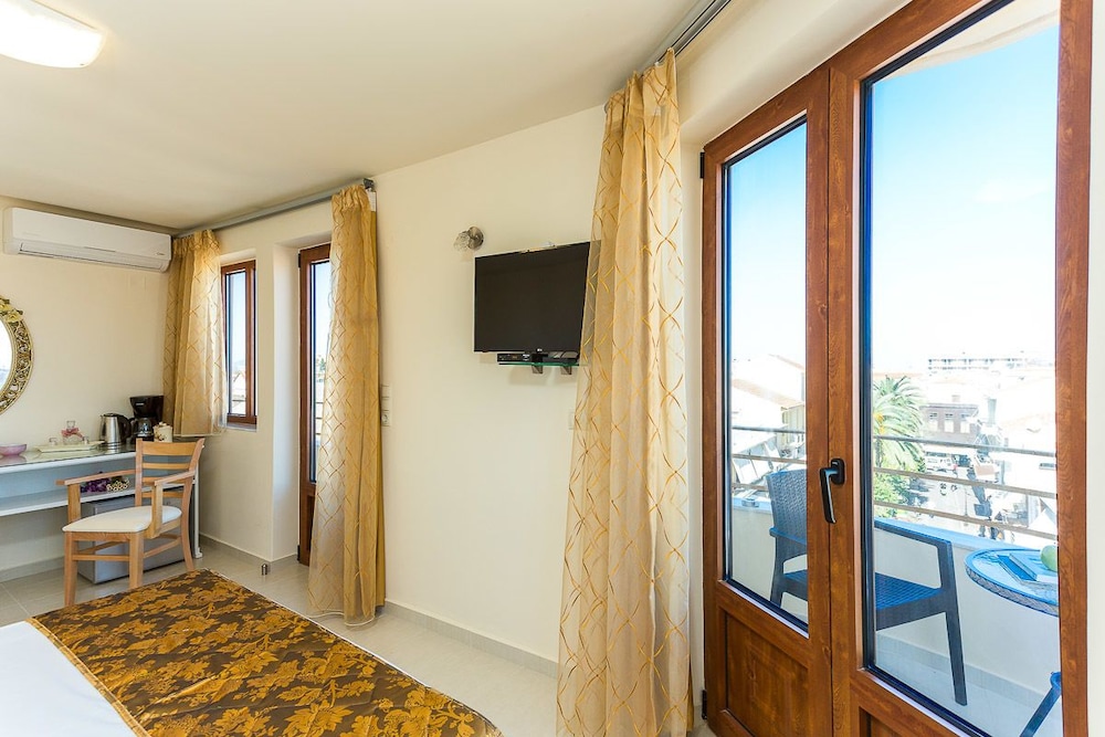 Polyxenia Boutique Hotel 35/50