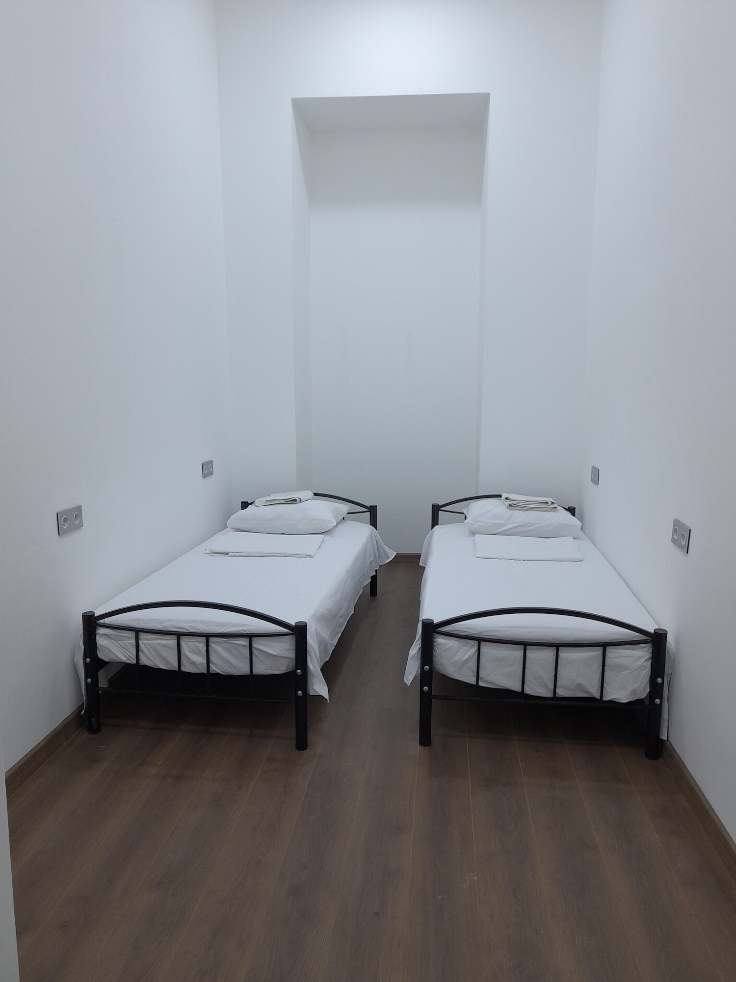 CITY, TWIN BEDS