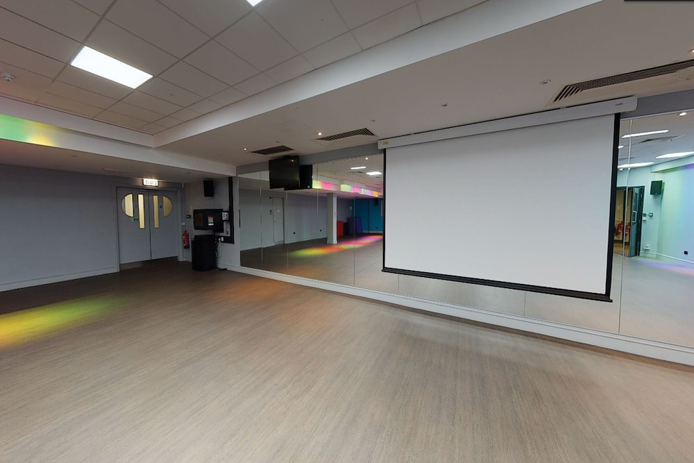 Village Leeds North Hotel Leisure Club 3/70
