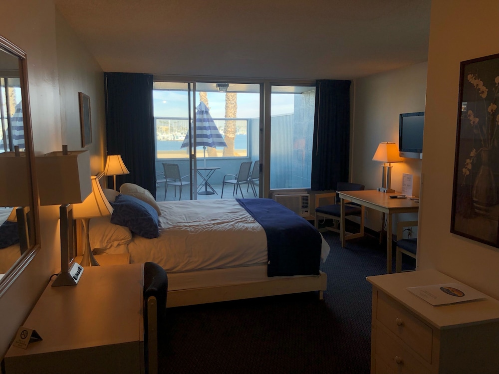 Foghorn Harbor Inn 6/55