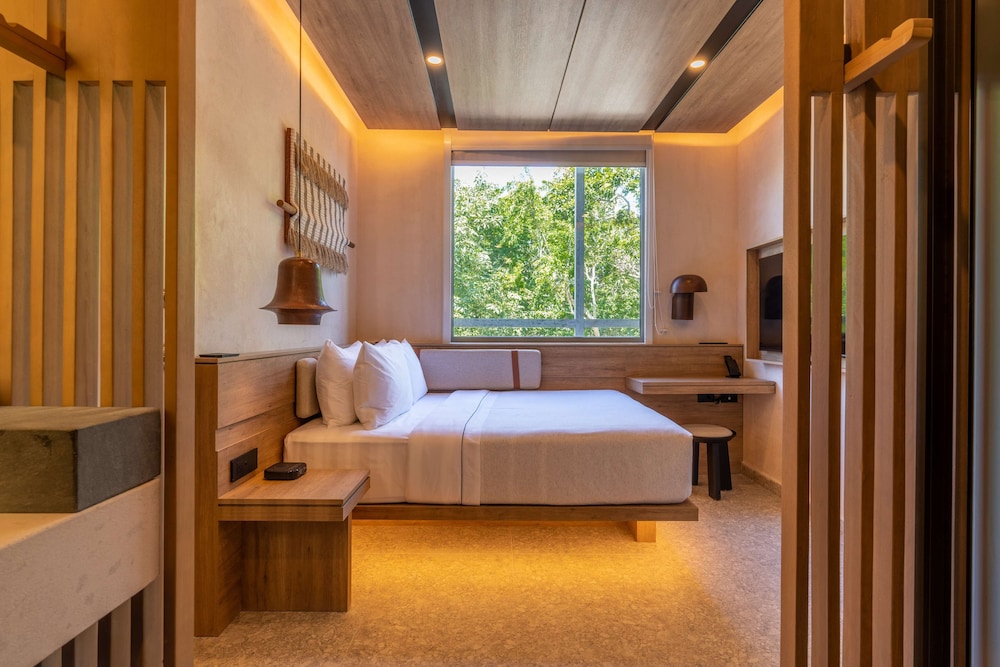 2 Bedrooms, Family Suite, 1 Queen and 1 Bunk Bed, 2 Queen Beds, Motto by Hilton Tulum 3/4