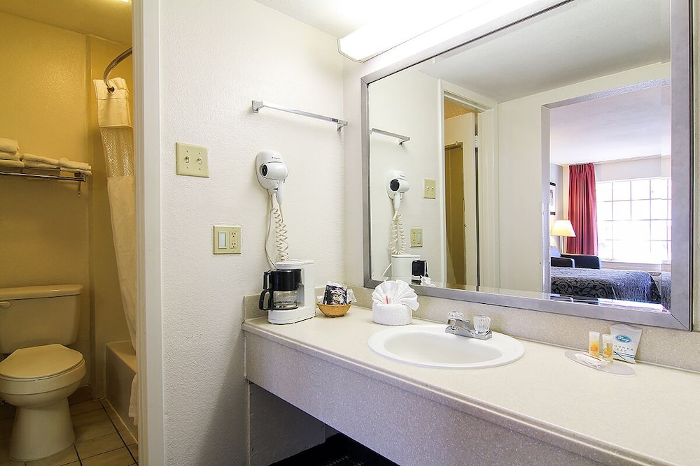 Days Inn by Wyndham Market Center Dallas Love Field 10/27