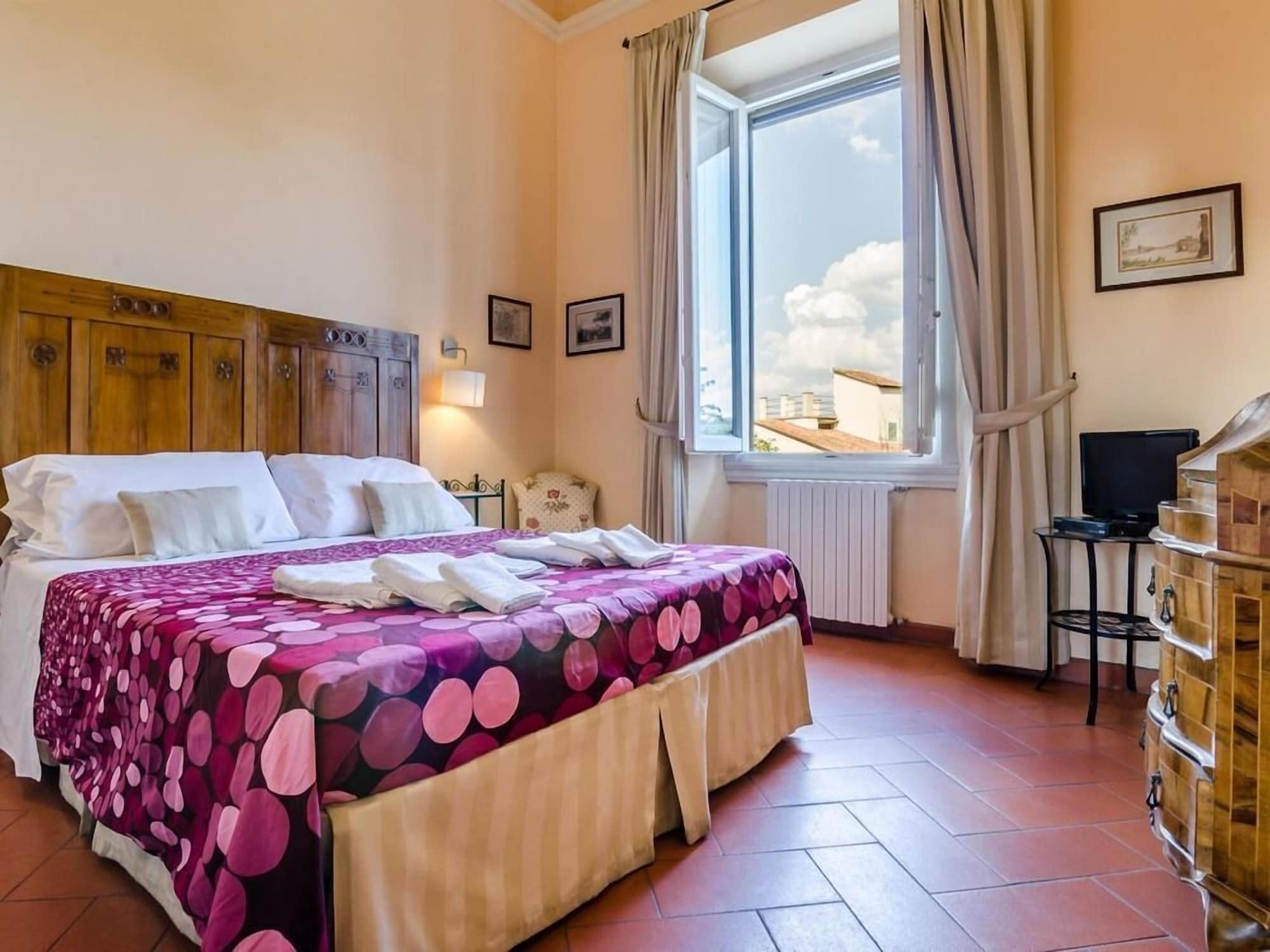 ROOM, DOUBLE BED
