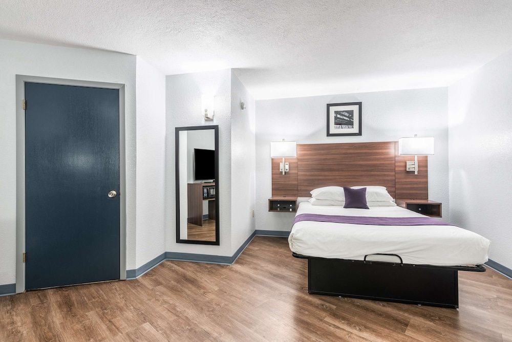 Standard, Queen Bed, Accessible