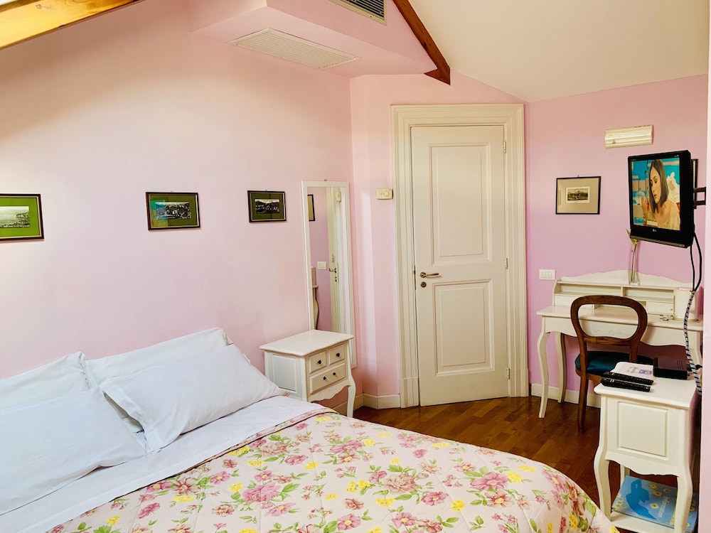 The Secret Garden Relais 18/66