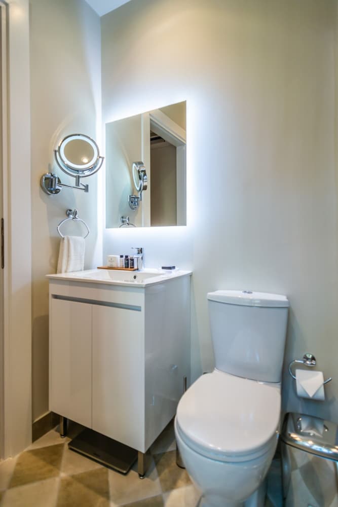 33 Solonos Suites 48/50