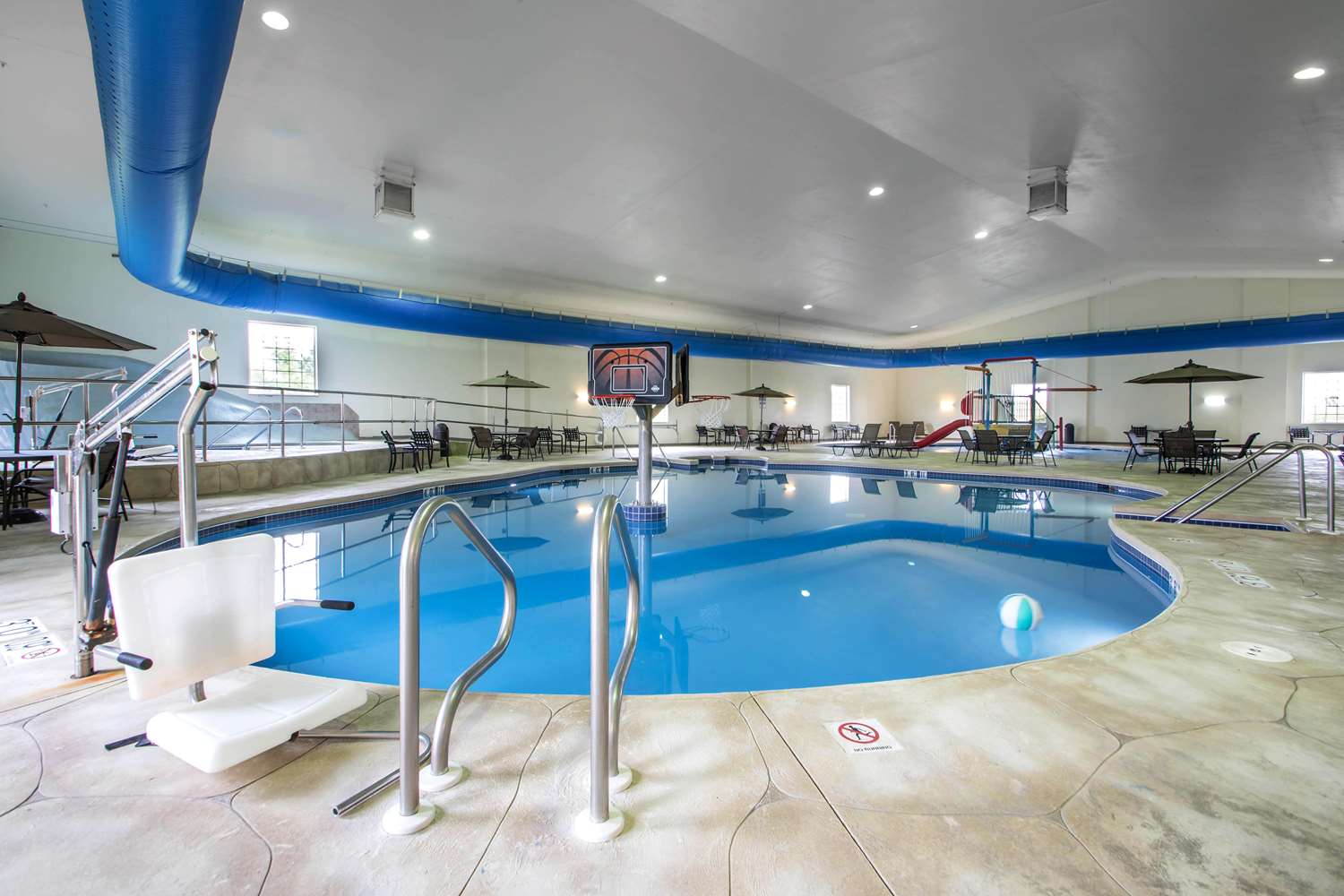 Comfort Suites Johnson Creek Conference Center 13/23