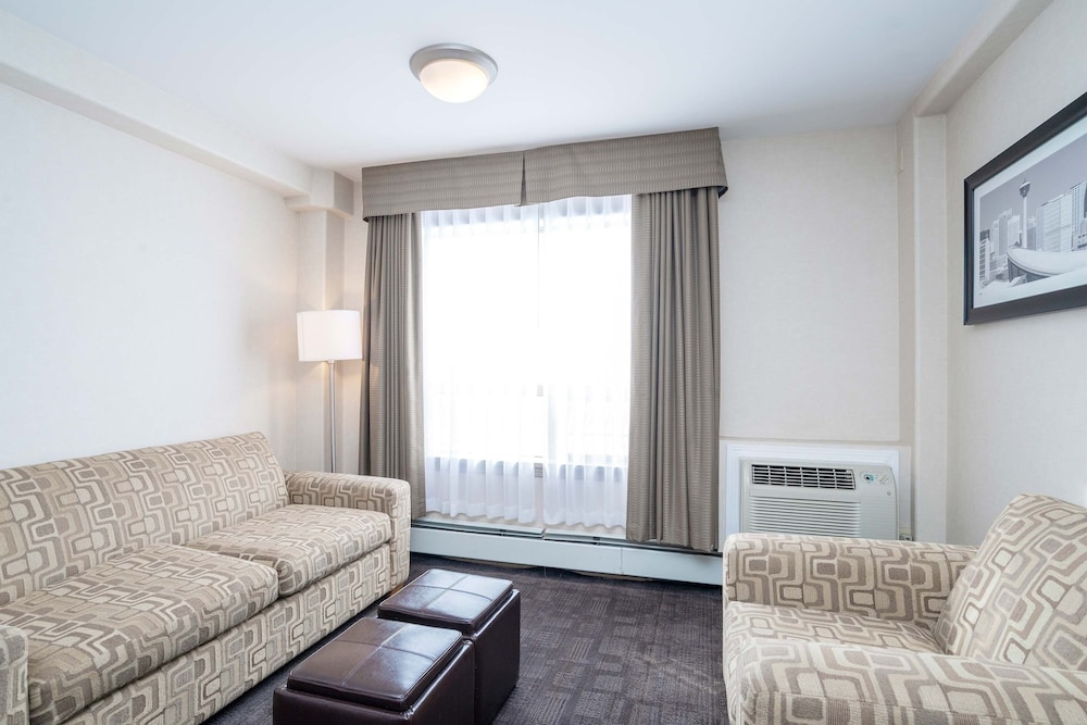Sandman Hotel and Suites Calgary West 35/67